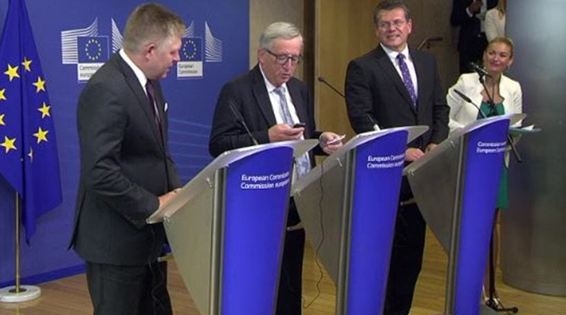 Όταν ο Γιούνκερ μπέρδεψε τη Μέρκελ με τη… γυναίκα του (βίντεο)